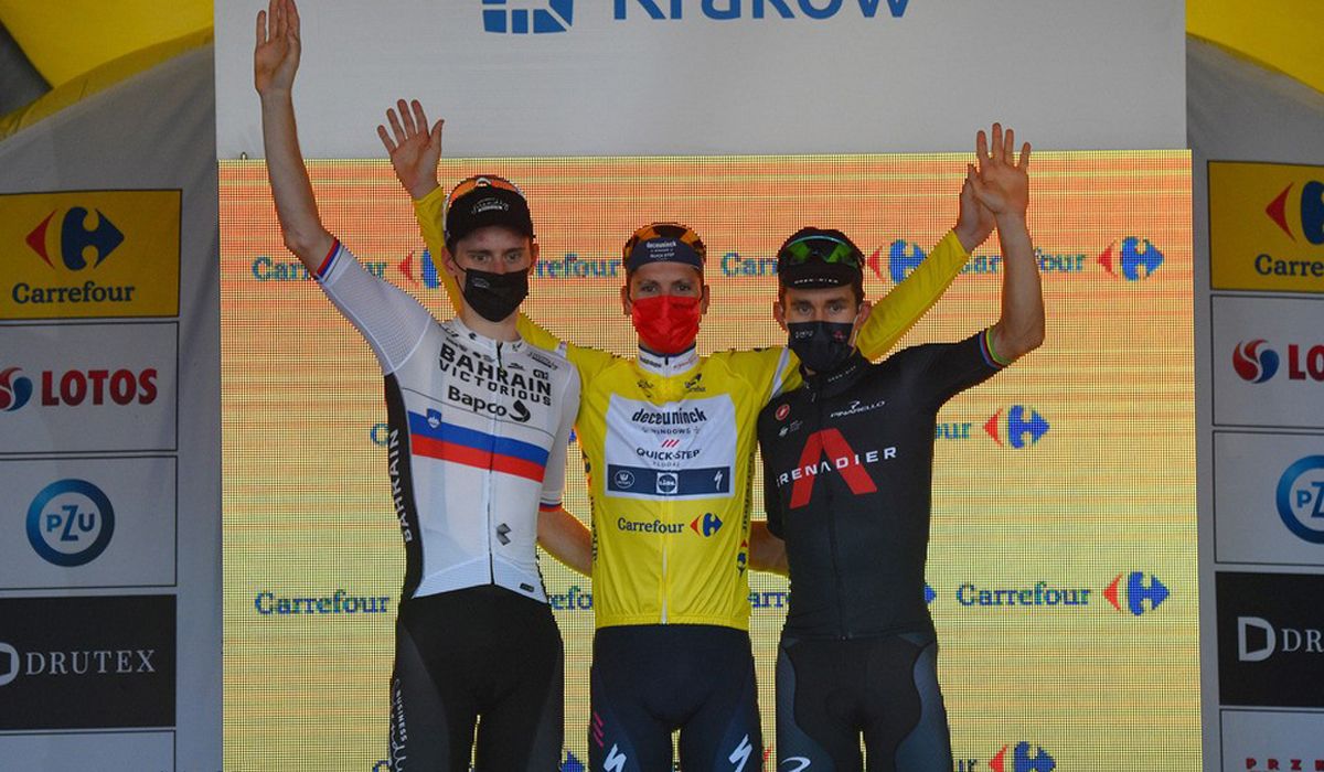Podio de la Vuelta a Polona 2021, con Joao Almeida flanqueado por Mohoric y Kwiatkowski 