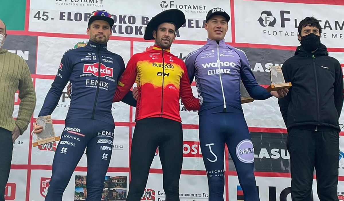 Podio del ciclocross de Elorrio, con Felipe Orts flanqueado por David van der Poel y Luke Verburg