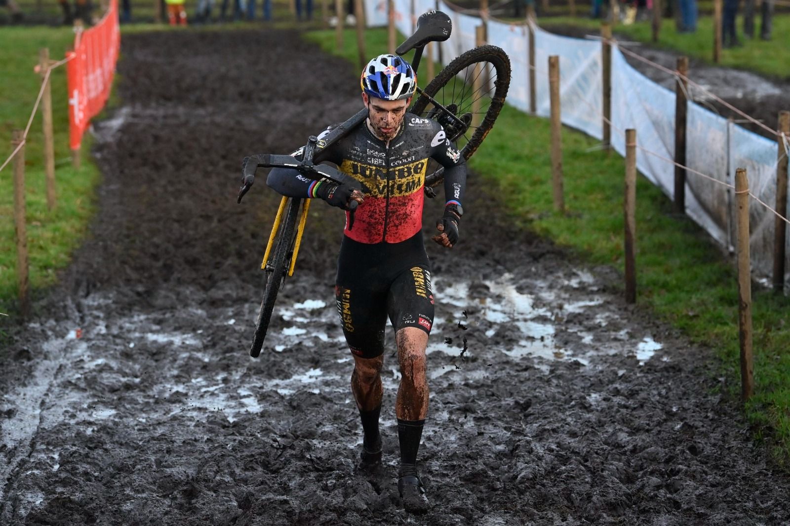 Wout Van Aert, sobre el barro de Essen
