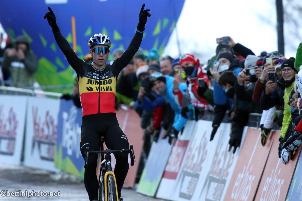 Wout Van Aert alza los brazos tras su victoria en Val di Sole