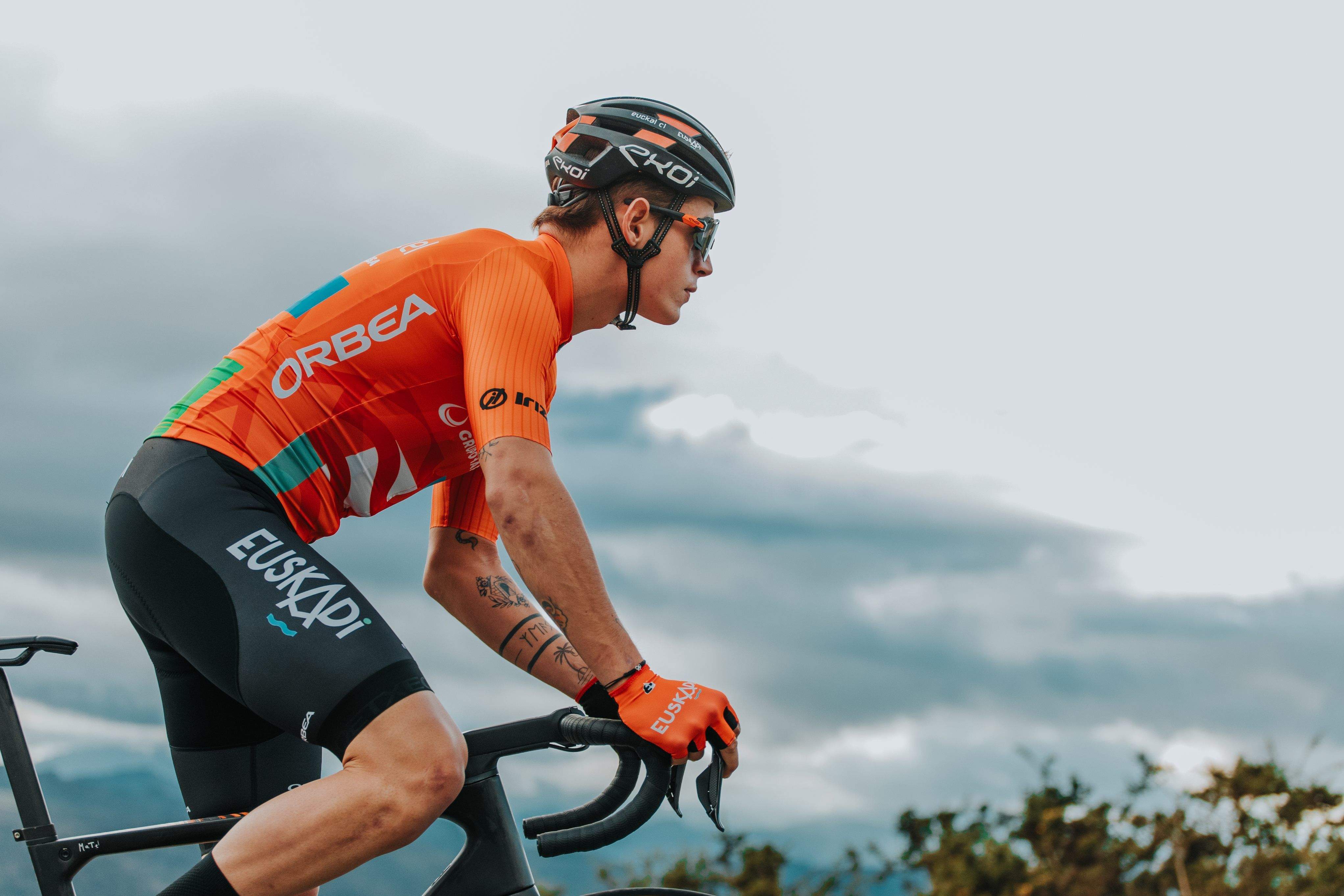 El Euskaltel Euskadi presenta su nueva 'piel naranja'