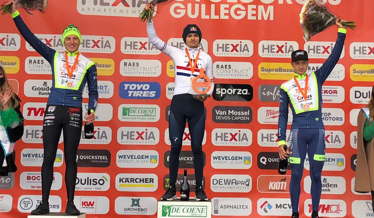 Victoria de Pidcock en el el Hexia Cyclocross Gullegem, con Felipe Orts cuarto