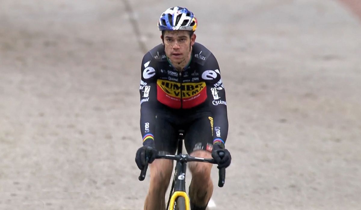 Wout van Aert llegando a meta en el ciclocross de Herentals 