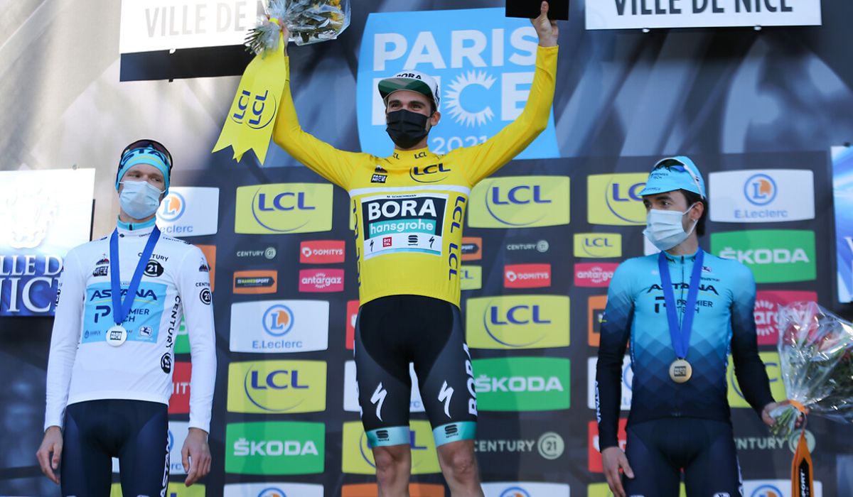 Podio final de la Paris Niza 2021, con Schachmann flanqueado por Vlasov y Ion izagirre