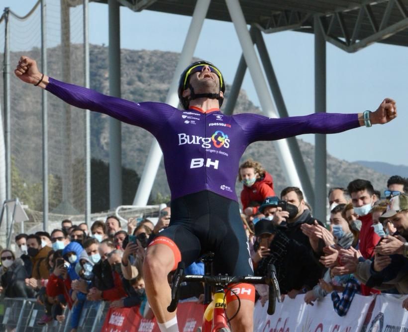 Felipe Orts estalla de alegría al cruzar la meta en Xátiva