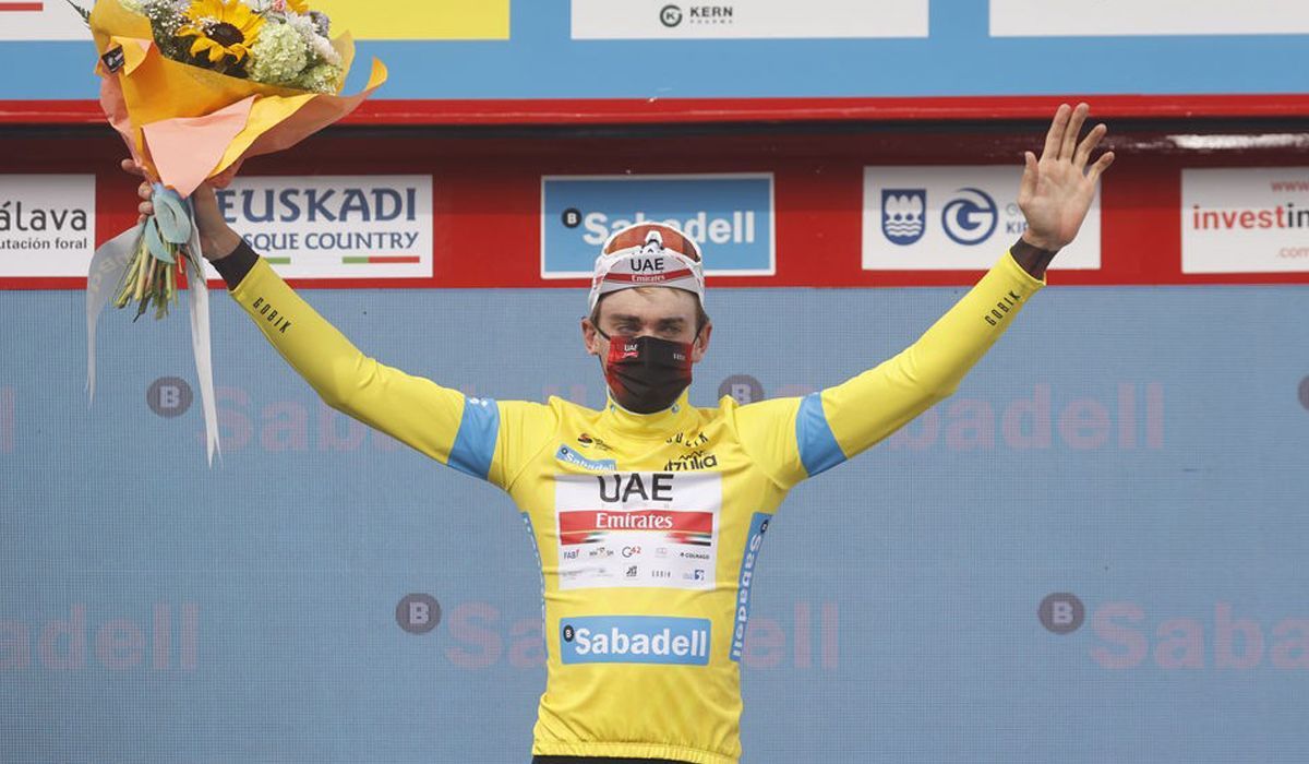 Brandon McNulty, vistiendo el maillot de líder de la Vuelta al País Vasco