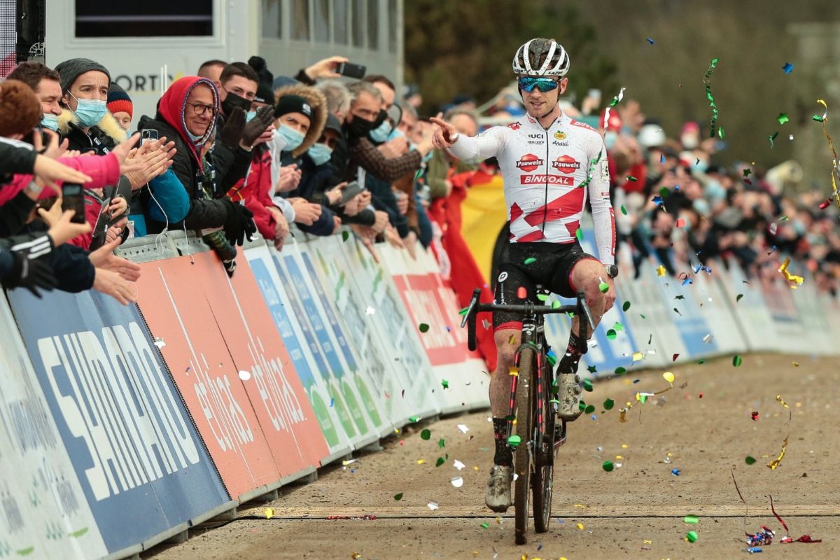 Eli Iserbyt cruza la meta victorioso en Flamanville