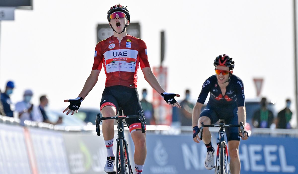 Pogacar celebrando su victoria en la cima de Jebel Hafeet, por delante de Adam Yates, en la edición de 2021