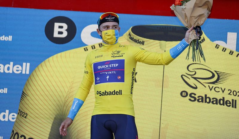 Remco Evenpeol, con el maillot amarillo en el podio de la VCV