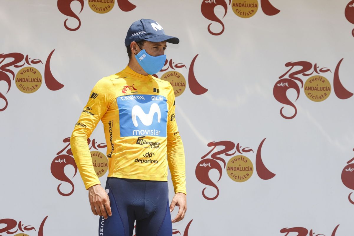 Miguel Ángel López, en el podio de la Vuelta a Andalucía el año pasado