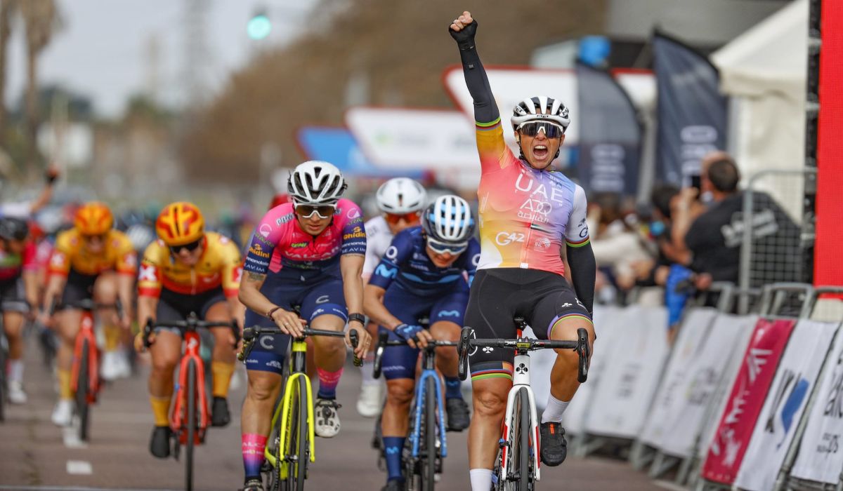 Marta Bastanielli cruza la meta como ganadora de la VCV Féminas