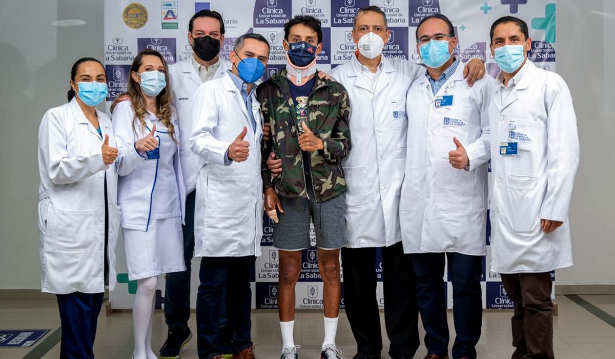 Egan Bernal junto al equipo médico de la Clínica Universidad de La Sabana 