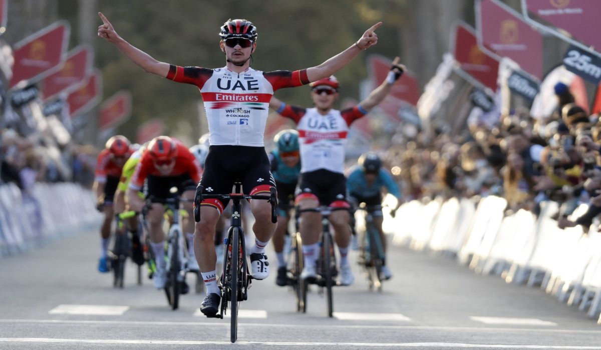 Alessandro Covi alza los brazos como ganador de la Vuelta a Murcia