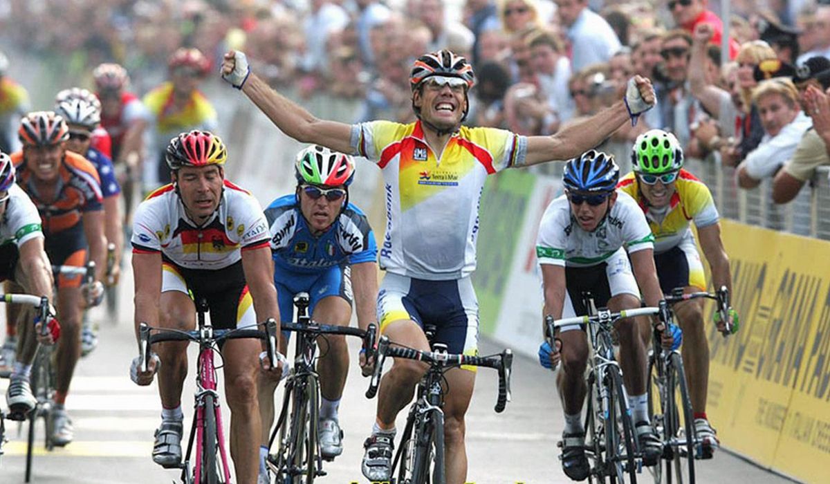 Oscar Freire celebrando su tercer título Mundial, logrado en Verona en 2004