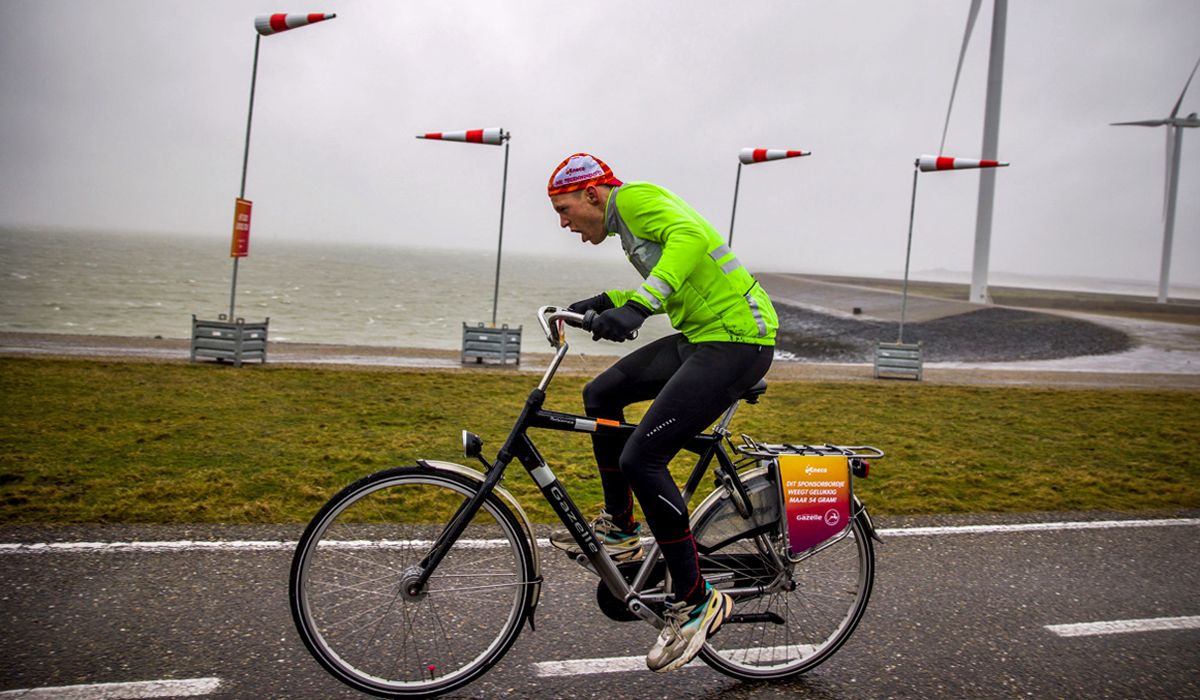 Imagen de un ciclista durante la prueba. Imagen cedida por el Campeonato Holandés de Ciclismo con el Viento en Contra de Eneco