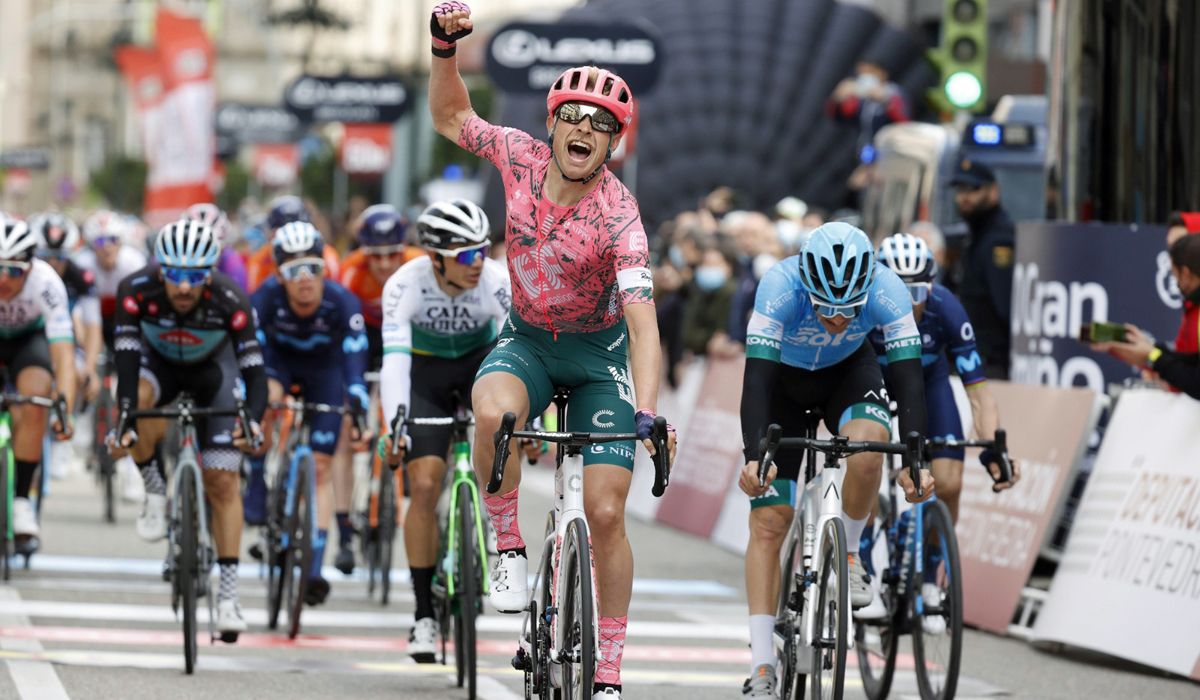 Magnus Cort impone su punta de velocidad en Vigo y es el primer líder de O Gran Camiño