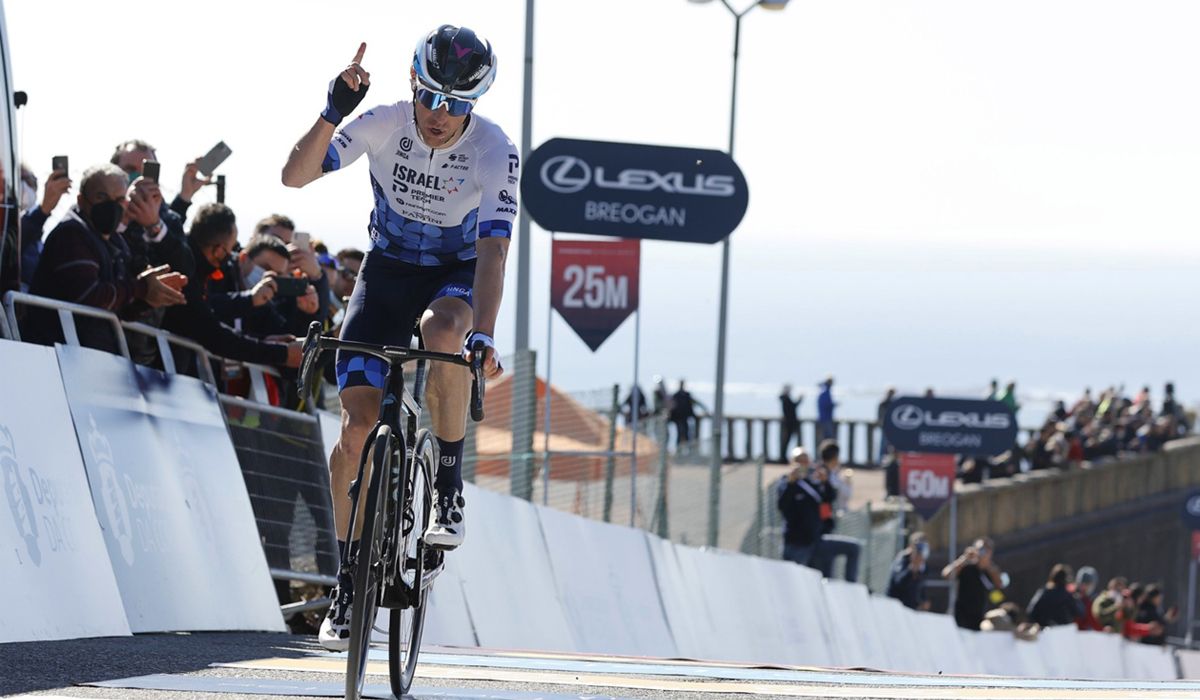 Michael Woods gana en el Mirador de Ézaro y se viste de amarillo