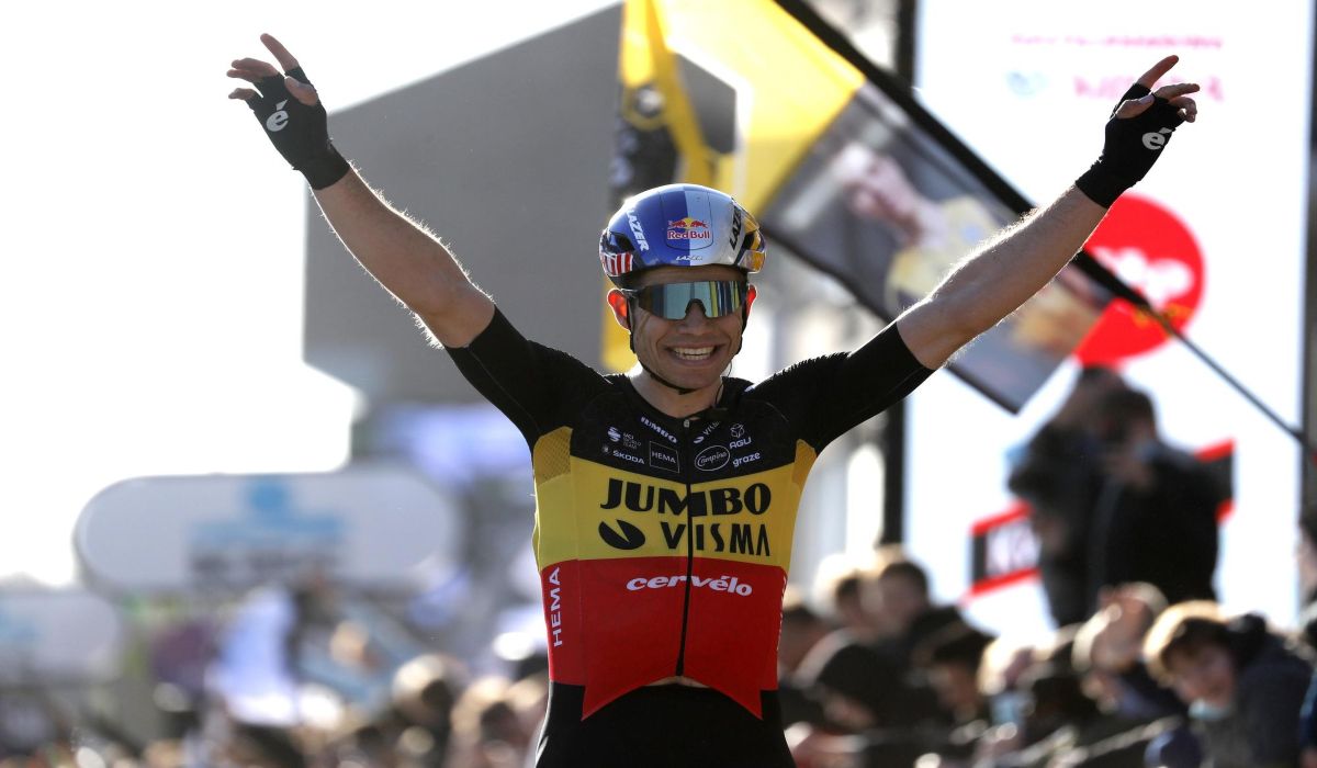 Wout van Aert dominó con autoridad en su primera carrera de la temporada