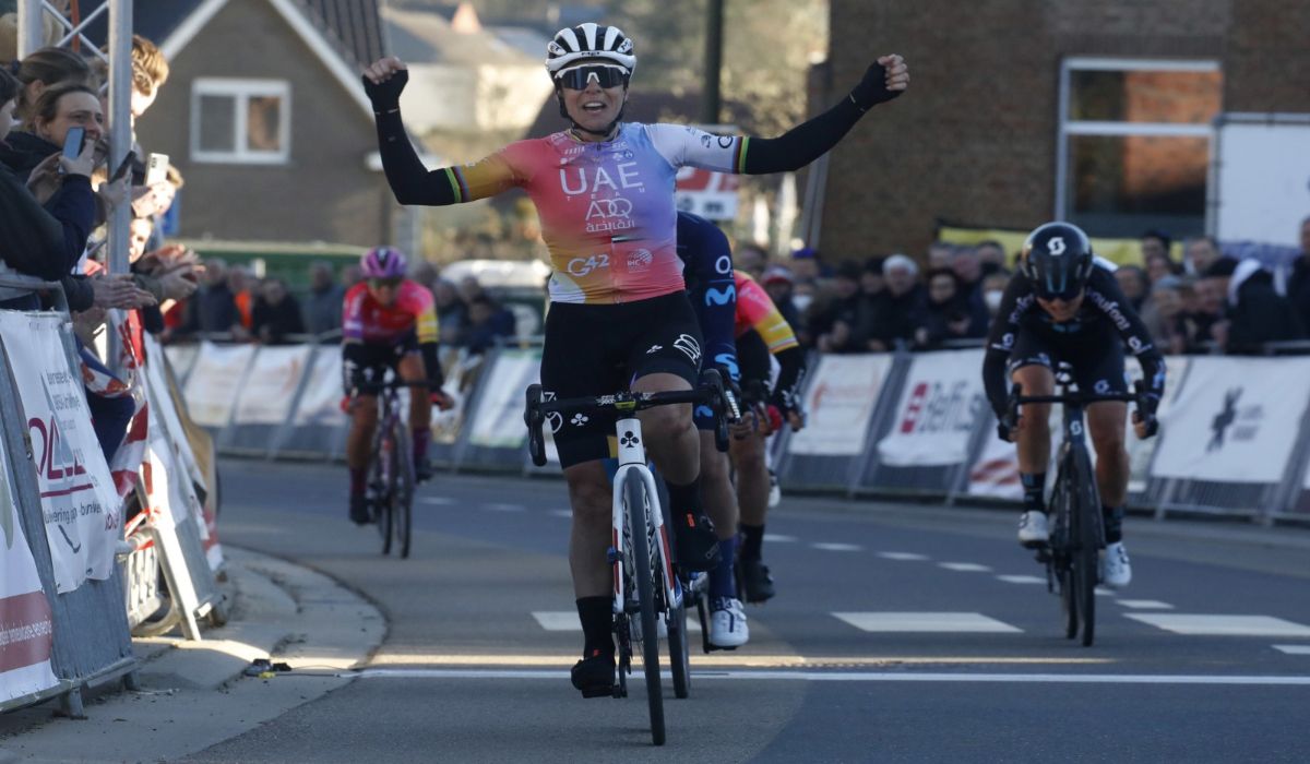 Marta Bastianelli alza los brazos como ganadora del Omloop van het Hageland