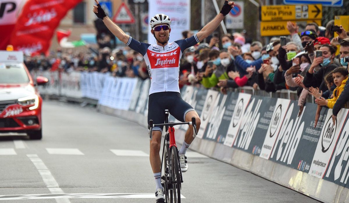 Bauke Mollema, celebrando su victoria en el Trofeo Laigueglia 2021