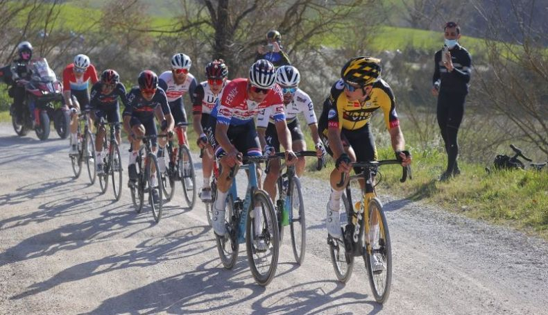 van aert y alaphilippe tuvieron que rendirse ante la superiodidad de van der poel