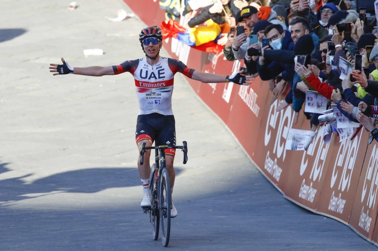 Pogacar impone su ley en la Strade Bianche y Valverde finaliza segundo