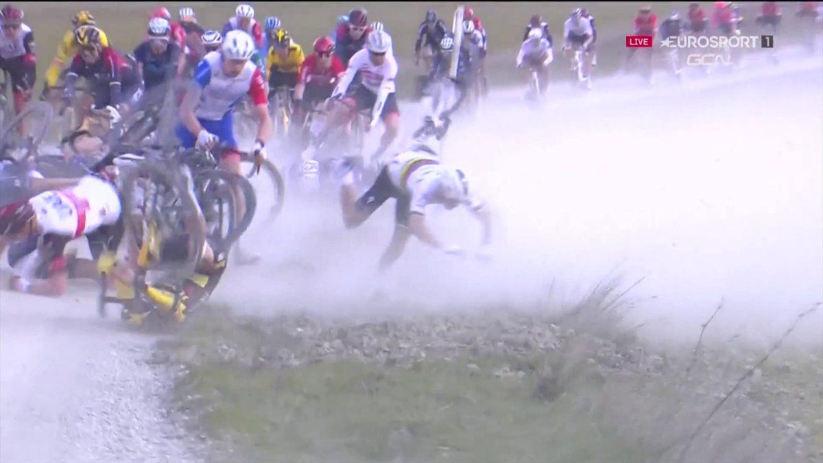 Así fue la espectacular caída 'con voltereta' de Alaphilippe en la Strade Bianche Así fue la espectacular caída 'con voltereta' de Alaphilippe en la Strade Bianche