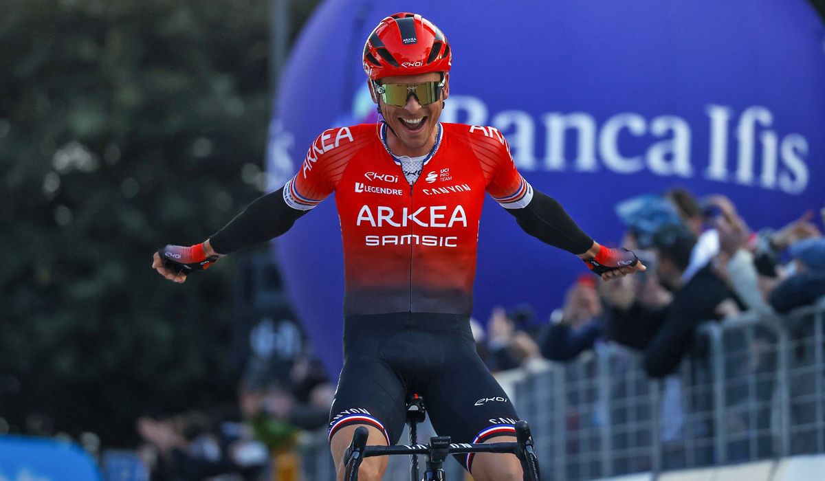 Warren Barguil gana en Fermo