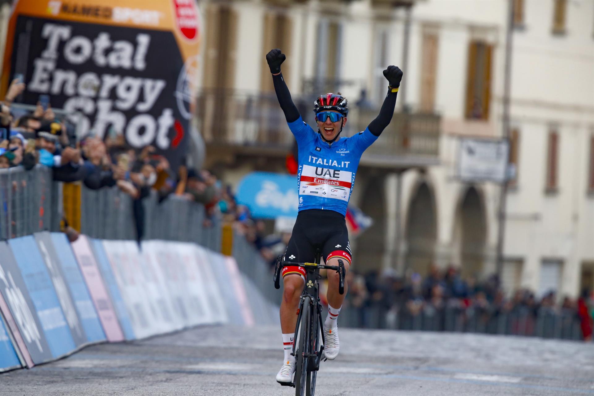 Pogacar pone a sus pies la 'Carrera de los dos mares'; Landa se sube al podio.