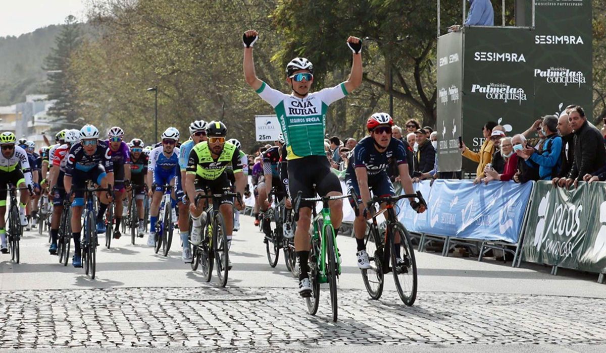 Orluis Aular consigue en la Classica da Arrabida la primera victoria del Caja Rural en 2022