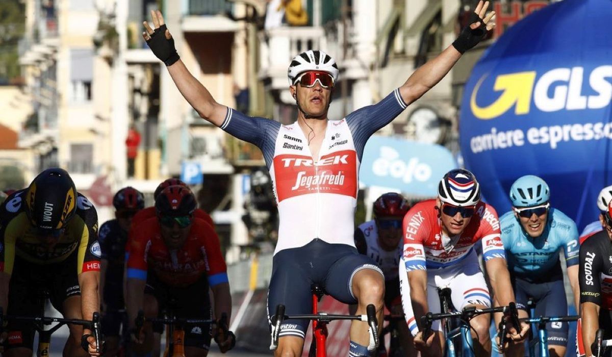 Jasper Stuyven celebrando su victoria en al Milán San Remo 2021
