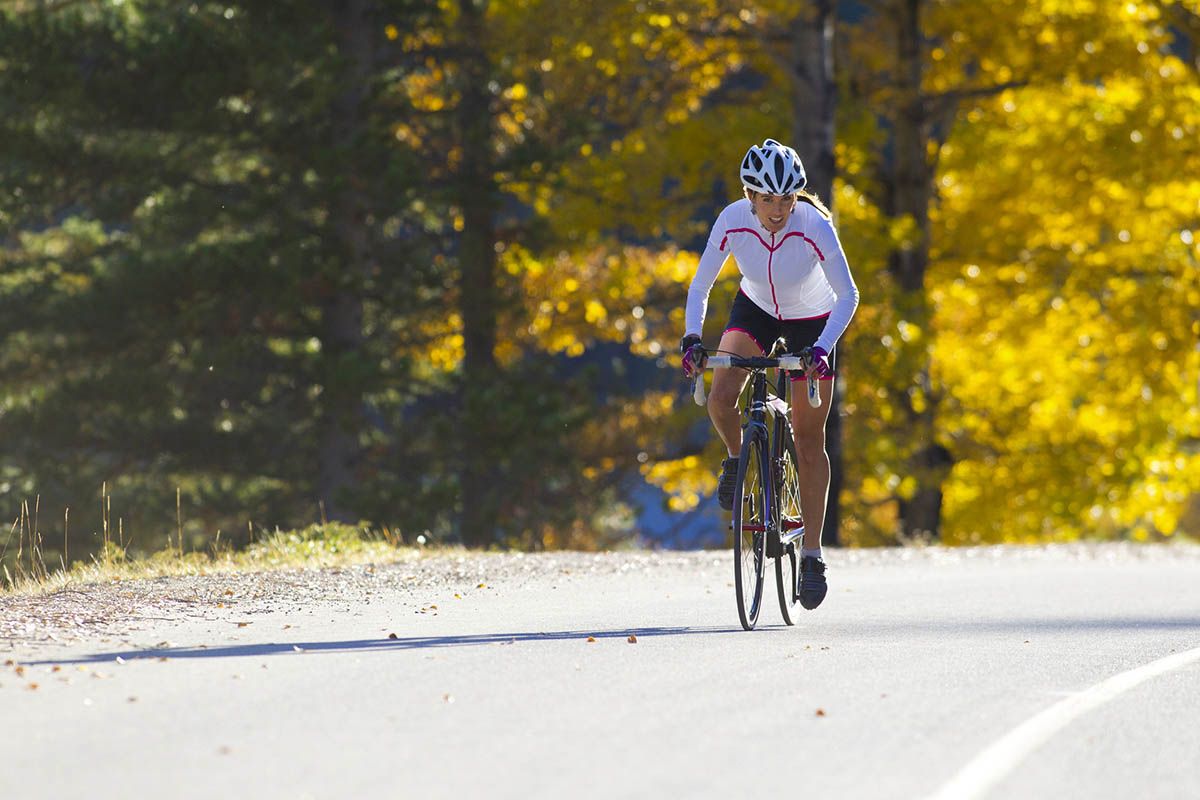 ciclismo mujer intenso iStock 534833467 ciclismo mujer intenso iStock 534833467