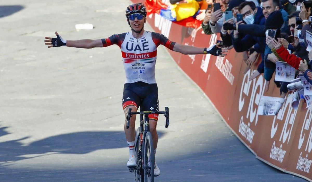 Pogacar celebrando su victoria en la pasada Strade Bianche