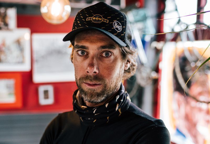 Laurens Ten Dam, embajador de BUFF, luciendo el tubular y una de las gorras de la colección del Tour de Flandes. Laurens Ten Dam, embajador de BUFF, luciendo el tubular y una de las gorras de la colección del Tour de Flandes.