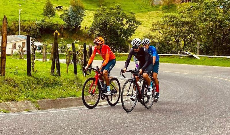 egan bernal vuelve a entrenar en carretera