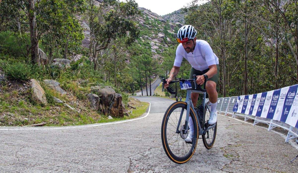 El Gran Fondo Ézaro estrena recorrido con paso por Fisterra y doble ascensión al 'Muro'