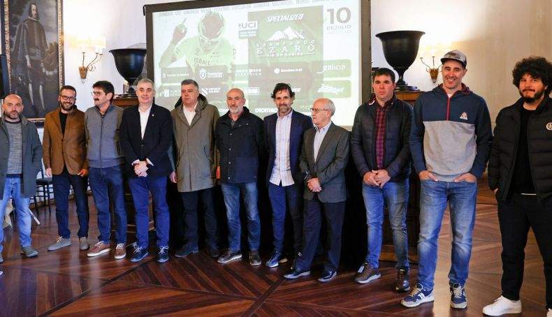 El exciclista Ezequiel Mosquera (7 i), posa con los alcaldes y promotores de la prueba Gran Fondo Ézaro, durante la presentación de la edición de 2022