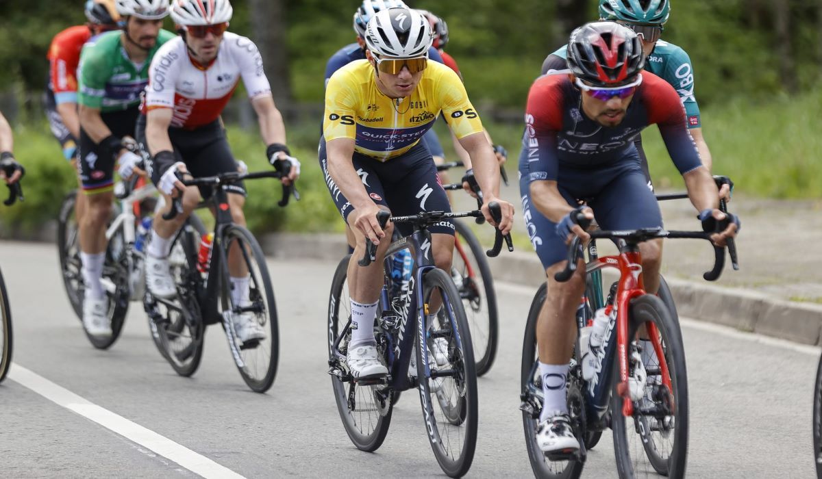 Daniel Felipe Martínez se lleva la Itzulia 2022 por delante de Remco Evenepoel.