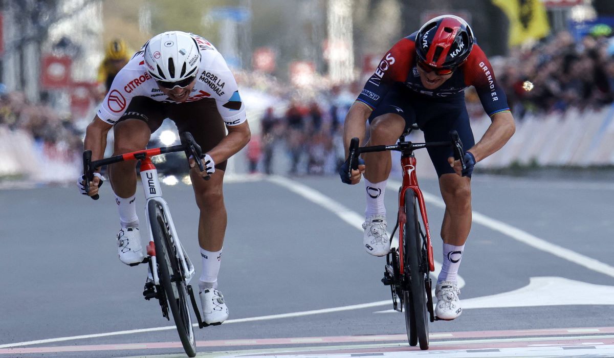 Así fue el sprint final entre Kwiatkowski y Cosnefroy.