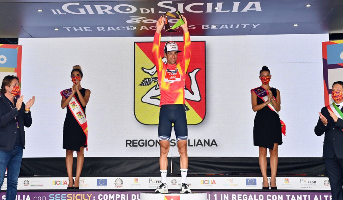 Vincenzo Nibali celebrando su triunfo en el Giro de Sicilia 2021