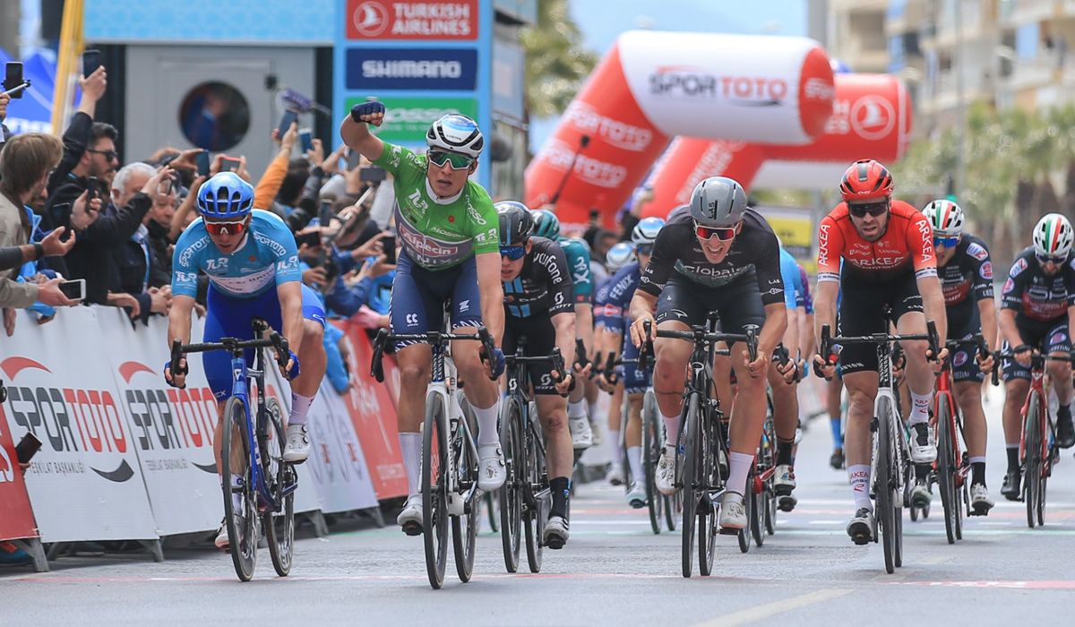 Victoria y liderato para Jasper Philipsen en Turquía
