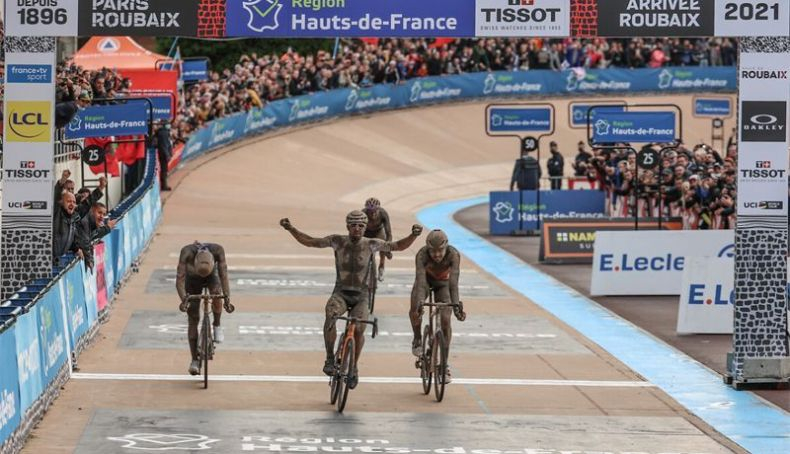 Así fue la llegada el año pasado al Velódromo de Roubaix Así fue la llegada el año pasado al Velódromo de Roubaix