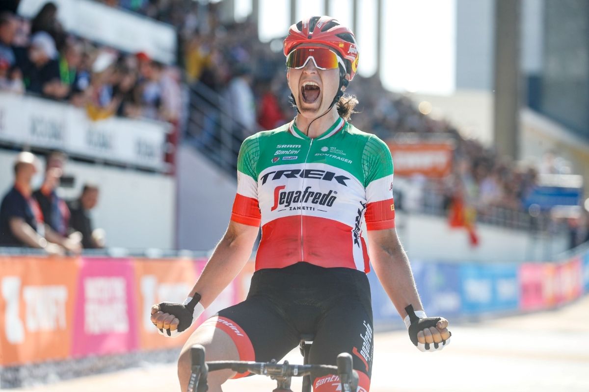 Elisa Longo Borghini grita su victoria en la París Roubaix 2022 en edición femenina