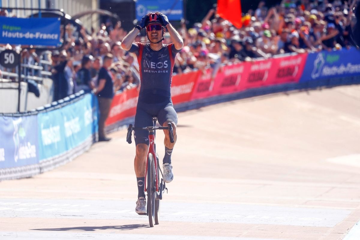 Así cruzaba la meta Dylan van Baarle para llevarse la París Roubaix 2022