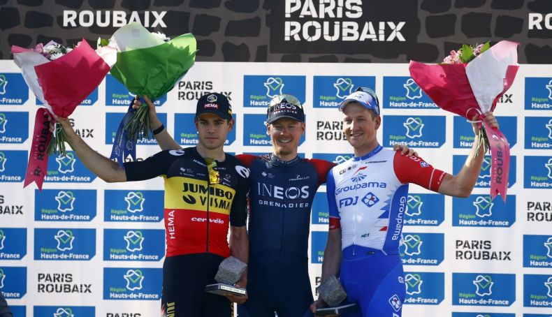 El podio de la París Roubaix 2022 formado por Van Baarle, Van Aert y Küng