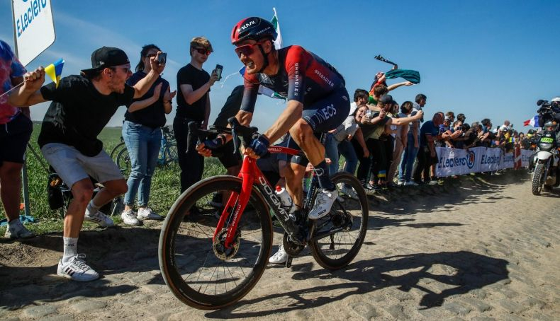 Dylan van Baarle con una marcha imperial en el tramo de Camphin en Pévèle