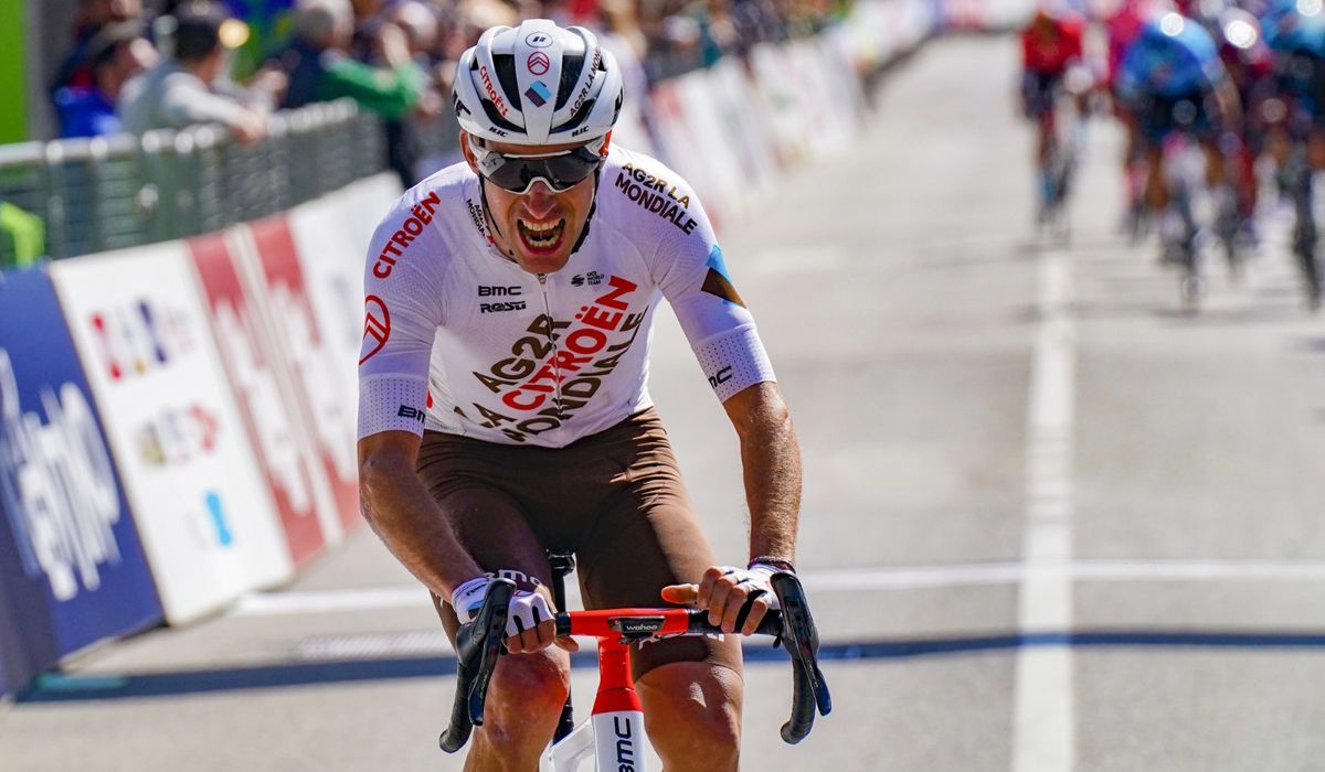 Geoffrey Bouchard aguanta desde la fuga para liderar el Tour de los Alpes