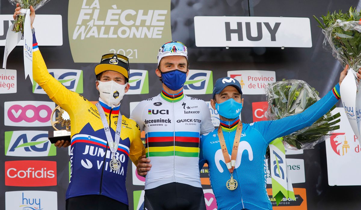 Podio de la Flecha Valona 2021, con Alaphilippe, Roglic y Valverde