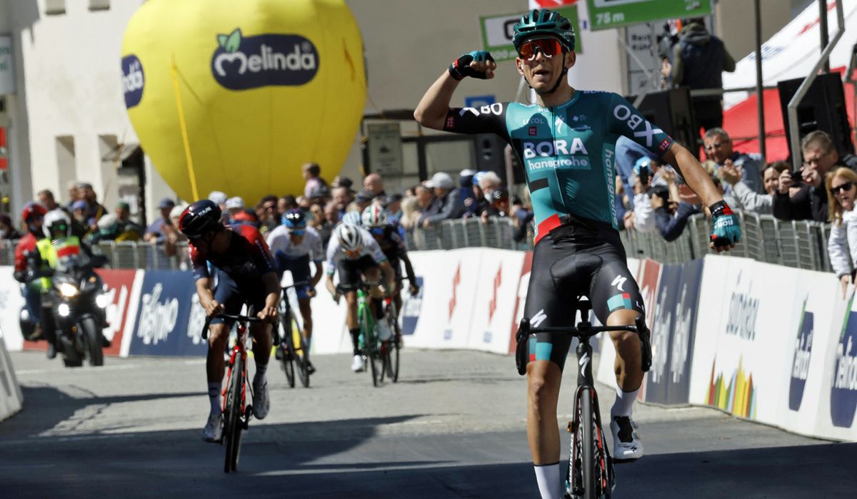 Lennard Kämna remata la fuga en Villabassa