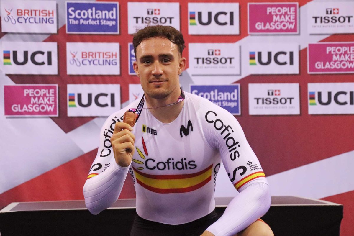 Alejandro Martínez con la medalla de bronce tras su gran desempeño.